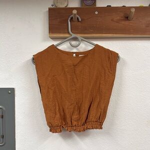 Carmel tank with keyhole slit